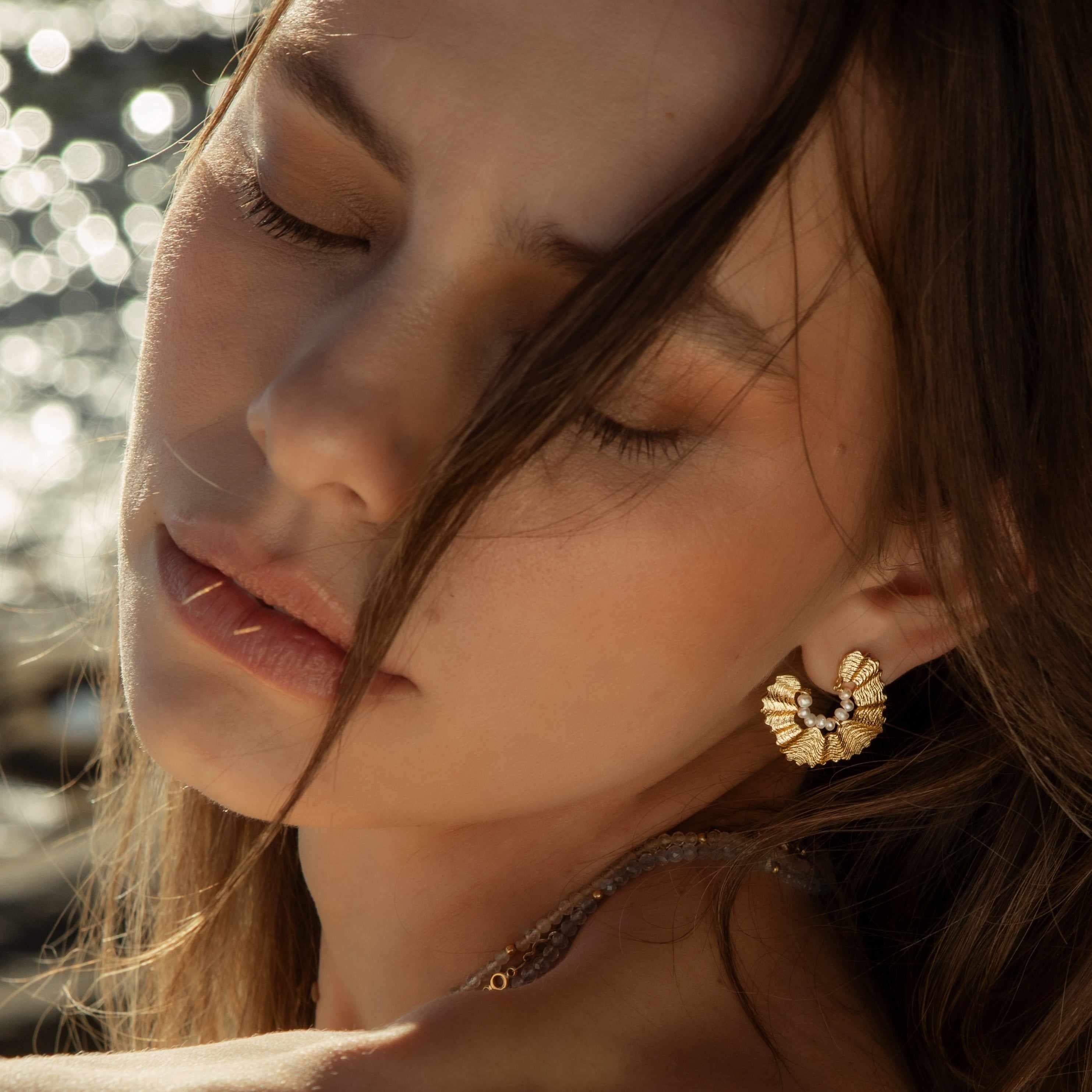 Cici pearl gold round hollow studs - Image 3