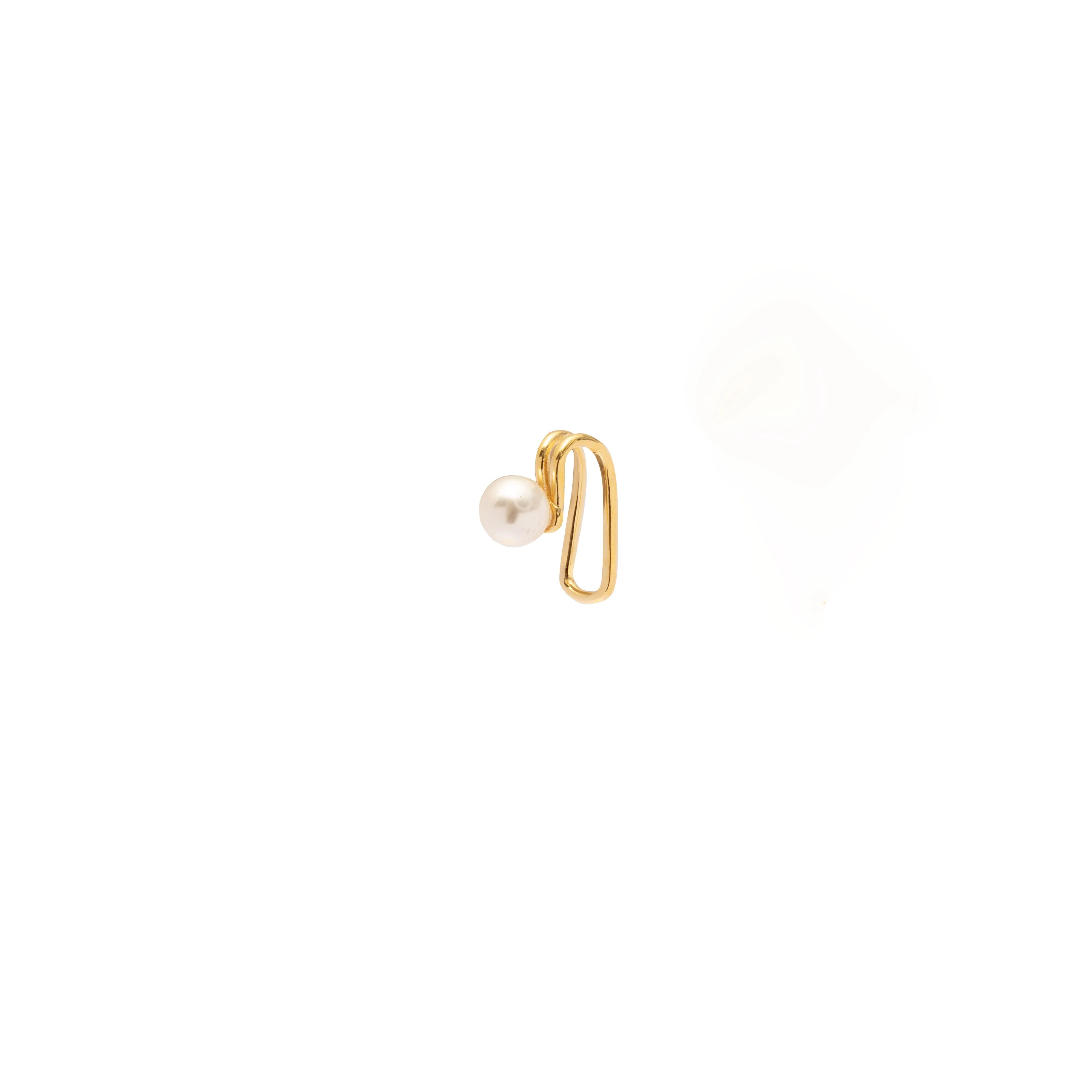 Demi pearl ear cuff