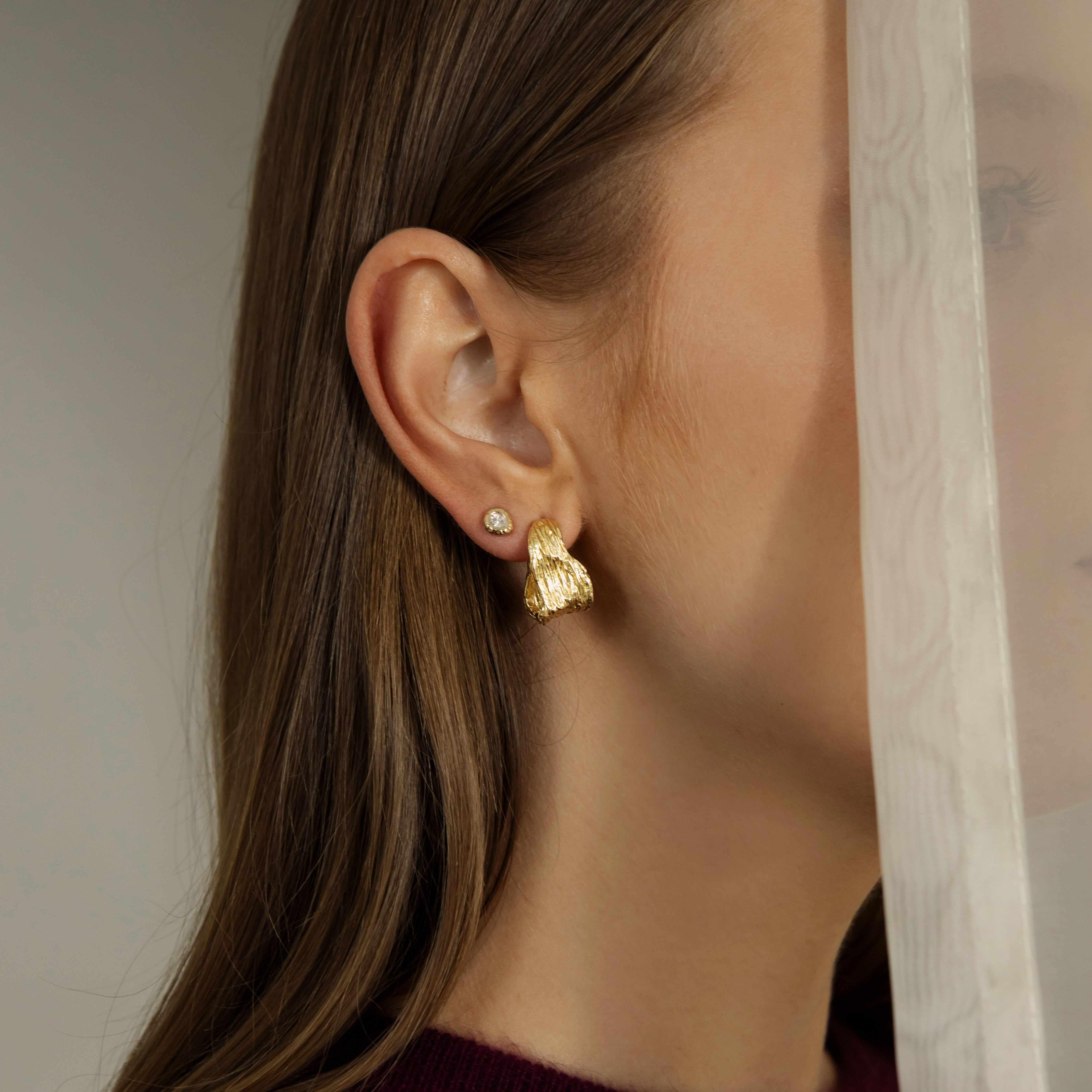 Mira textured hoop earrings - Image 2