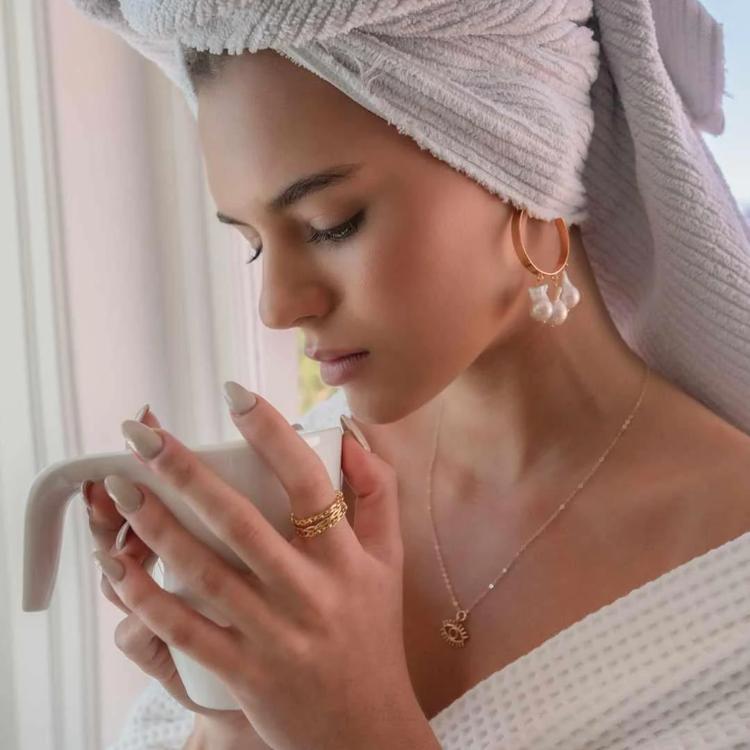 Pame shell based pearl gold hoop earrings - Image 2